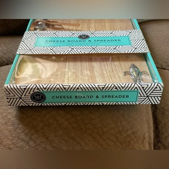 Wood Cheese Board & Spreader (8.8 x 7 in) - Picture 11 of 12